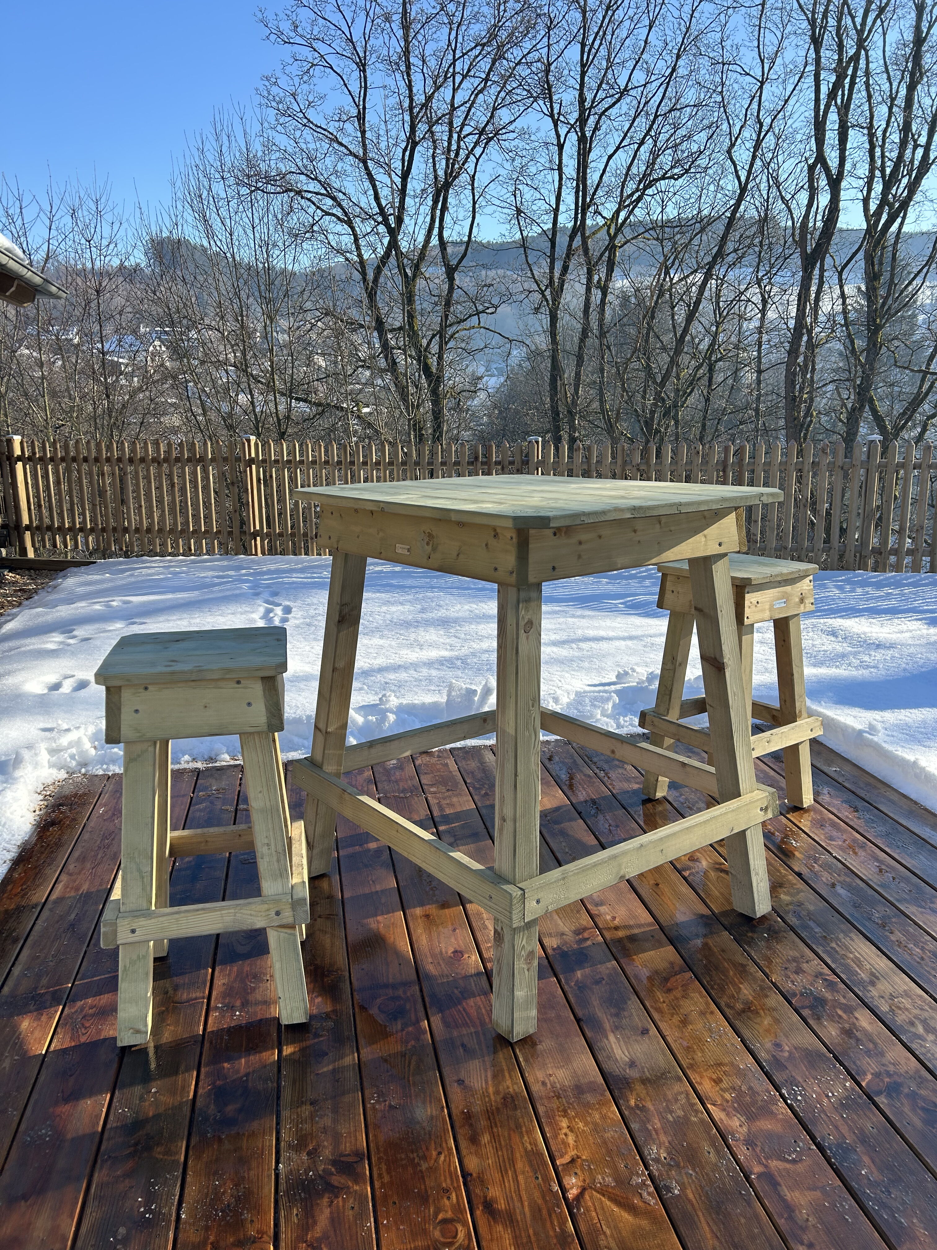 Hocker mit Rückenlehne