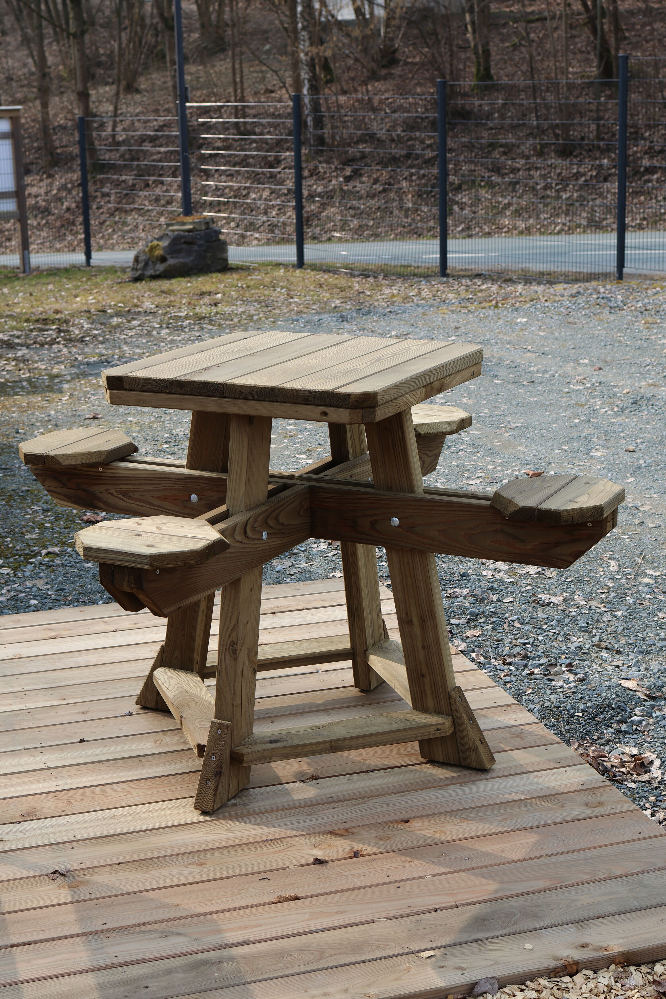 Stehtisch mit Sitzen