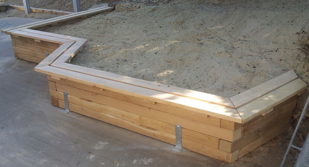 Sandeinfassung aus Schwellen 14/12 cm, 2-lagig