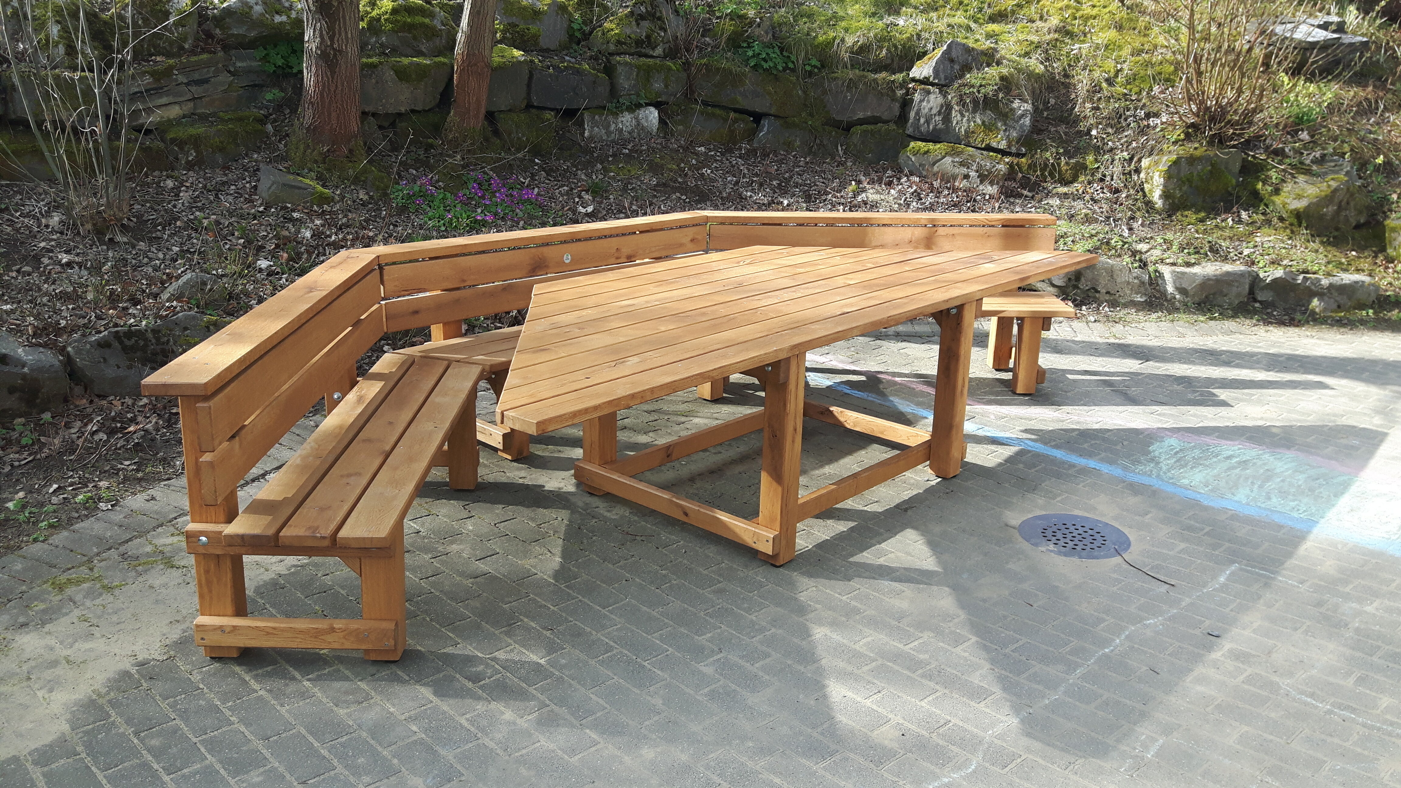 Reihenbank mit Tisch halbrund