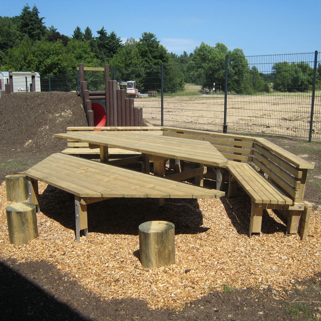 Reihenbank mit Stufentisch