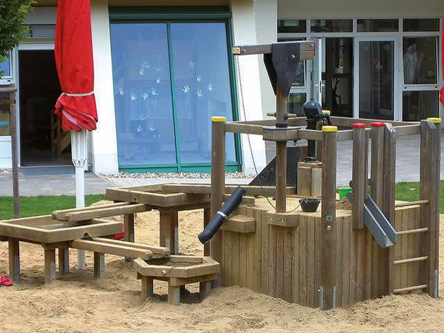 Wasserspielgeräte aus Holz für Mehrgenerationenspielplatz