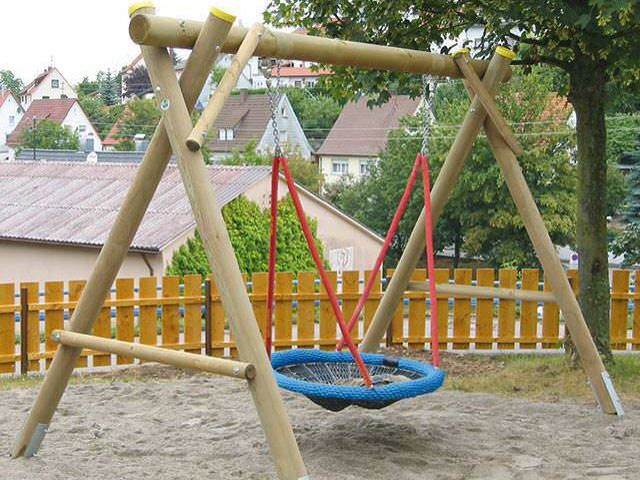 Dynamische Spielgeräte aus Holz für Mehrgenerationenspielplatz