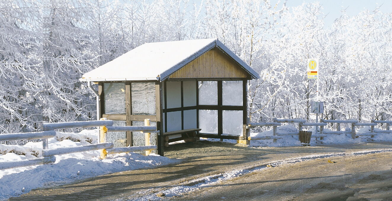 Fachwerkwartehaus groß