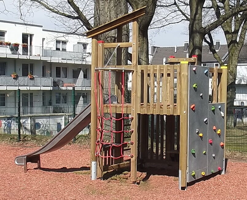 Spielanlage Solingen mit Edelstahlrutsche