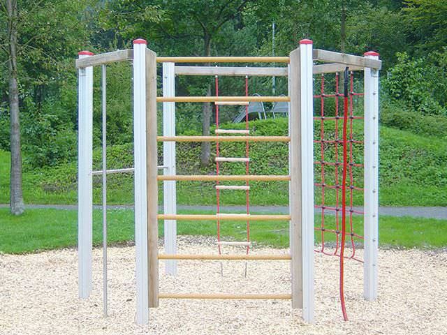 Turnspielgeräte aus Holz für den Mehrgenerationenspielplatz