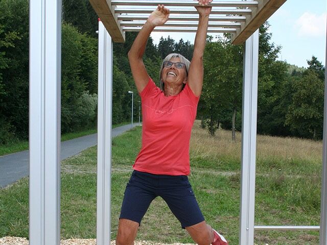Trimm- und Fitnessgeräte für Senioren auf dem Mehrgenerationenspielplatz